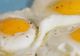 Greşeala pe care toată lumea o face când prăjeşte ouă. Te poţi îmbolnăvi grav