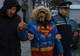 Cine e "Superman" de pe clădirea Teatrului din Iaşi şi ce i-a spus mama lui  (VIDEO)