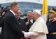 Primele imagini cu Papa Francisc în România. Așteptat de Iohannis, în ovațiile mulțimii: Vivat Papa!
