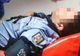Un șofer beat a lovit cu mașina un polițist! Agentul are ambele picioarele rupte