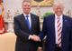 "Make Romania great again". Ce cadou neașteptat a primit Iohannis de la Trump