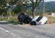 Accident grav: cu mașinile în șanț, după ce au vrut să evite o bătrână care traversa neregulamentar