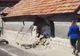 Incident șocant, la Brașov: s-au trezit cu mașina în casă