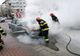 Panică în Piatra-Neamț! O mașină a luat foc pe stradă