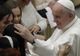 Papa Francisc a sărutat o călugăriță, după ce i-a șoptit "Să nu muşti!'