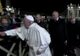 Gest controversat, la Vatican. Papa Francisc s-a enervat şi a lovit mâna unei femei care-l apucase de braţ