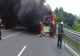 Autobuz plin cu pasageri, în flăcări, pe un drum intens circulat din țară
