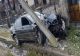 Grav accident rutier. Doi tineri au dărâmat un stâlp electric şi s-au oprit cu maşina într-un gard