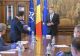 Iohannis a primit de la Orban o mască fabricată în România