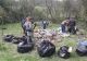 Covasna: Primăria Ozun a dat de lucru asistaților social. Saci întregi de gunoaie, adunați din spațiile verzi