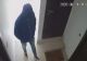 VIDEO/ Bărbat căutat de polițiștii craioveni după ce a fost filmat când verifica ușile mai multor apartamente