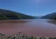 Apa unui lac din România s-a înroșit, peste noapte. Cum se explică fenomenul 