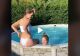Două gemene au făcut o ședință foto la piscină. Când le-au văzut părinții s-au luat cu mainile de cap