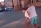 VIDEO/ Elevi de 12 şi 13 ani filmaţi în timp ce se băteau în curtea şcolii!