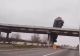 VIDEO Imagini șocante în Ucraina - Un camion a rămas suspendat deasupra șoselei după ce a derapat de pe un pod