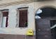 Explozie într-o locuinţă din centrul Aradului! O persoană rănită şi două maşini avariate