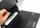 Un tânăr pasionat de electronică repară laptopuri și le oferă copiilor sărmani 