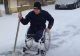 VIDEO Model de civism. Un bărbat fără picioare a ieșit la deszăpezit!