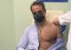 VIDEO Premierul Greciei, dezinvolt la imunizare: pe jumătate dezbrăcat la TV pentru a doua doză de vaccin împotriva COVID-19