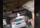 VIDEO – A ridicat mașina ca să lucreze sub ea. Ce a găsit întrece orice imaginație