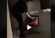 VIDEO – Voia doar să scoată pizza din cuptorul încins – A scăpat mâncarea pe jos dar era să distrugă și toată locuința. Cum a fost posibil