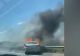 O mașină fără frâne a luat foc pe autostrada Arad - Timișoara: doi tineri în stare gravă, după ce au sărit din mers