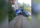 VIDEO - Accident ca-n filmele cu proști - Mocănița din Apuseni a lovit două mașini