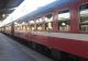 Trenul Craiova-București stă de 2 ore în câmp după ce una dintre locomotive s-a defectat! Printre pasageri sunt și mame cu copii
