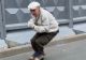 Un pensionar pe skateboard face SENZAȚIE pe internet. Video viral din Rusia