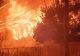 Trei case în FLĂCĂRI, în municipiul Buzău. O persoană, BLOCATĂ în incendiu