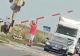 Imagini REVOLTĂTOARE la o trecere peste calea ferată: Șoferii au ridicat bariera cu mâinile pentru a trece