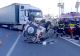 VIDEO | Mașină răsturnată după ce s-a izbit de un TIR, în Argeș. Șoferița este grav rănită
