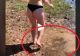 VIDEO – Ce ascundea malul mlăștinos al unui lac – Tânăra din imagine a aflat pe propria piele