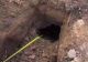 Au găsit o gaură în curtea casei. Se auzeau sunete de acolo. Au ÎNGHEŢAT când au văzut cine a ieşit