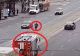VIDEO - Gestul superb al unor pompieri - Au oprit circulația pentru a permite unei bătrâne să treacă strada