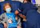 O bunicuță scrie istorie în pandemie. Cum se simte primul om care s-a vaccinat anti-Covid 