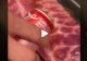 VIDEO – A pus Cola peste carnea crudă și a așteptat câteva minute – Când a văzut ce a ieșit la suprafață, i s-a făcut rău