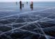 O rusoaică de 79 de ani patinează în fiecare zi pe lacul Baikal din Siberia - Imagini virale