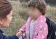 Fetiță de 3 ani, găsită de polițiști pe marginea drumului, în papuci și halat - De ce a plecat de acasă