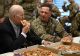 Joe Biden a mâncat pizza și a făcut selfie alături de militarii americani din Polonia - IMAGINILE care au făcut înconjurul lumii