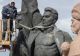 Statuia care simboliza unitatea şi prietenia cu Rusia, distrusă la Kiev