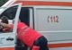 Ambulanță DEFECTĂ, împinsă de echipaj, în intersecție: PERICOL major