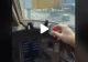 VIDEO – Cum se deschide fereastra din cabina pilotului – Secretul pe care cei mai mulți pasageri nu-l știu
