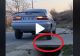 VIDEO – A dat cu mașina în marșarier și n-a observat șanțul de pe marginea drumului – Ce a urmat e complet surprinzător
