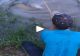 VIDEO – Stătea liniștit pe marginea bălții, la pescuit, când un monstru l-a tras în apă și era să moară înecat