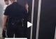 VIDEO – Se auzeau zgomote ciudate din toaletă așa că au chemat poliția – Surpriză mare în interiorul cabinei – Au fost arestați pe loc
