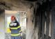 Bărbat transportat în stare gravă la spital, după ce casa i-a luat foc