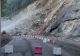 Drumul spre o stațiune montană, blocat de bolovanii care cad fără încetare (Video)