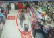 Un bărbat a încercat să iasă FĂRĂ SĂ PLĂTEASCĂ cu coșul plin de cumpărături dintr-un supermarket din Bistriţa. METODA INEDITĂ folosită - VIDEO 