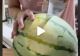 VIDEO – A luat un satâr pentru a crăpa un pepene roșu însă ceva neașteptat s-a întâmplat – Imaginile au devenit virale